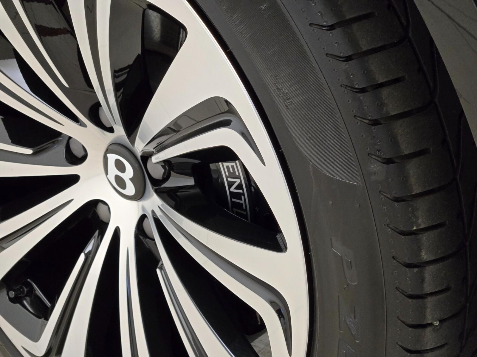 2025 Bentley Bentayga Azure - Photo 17